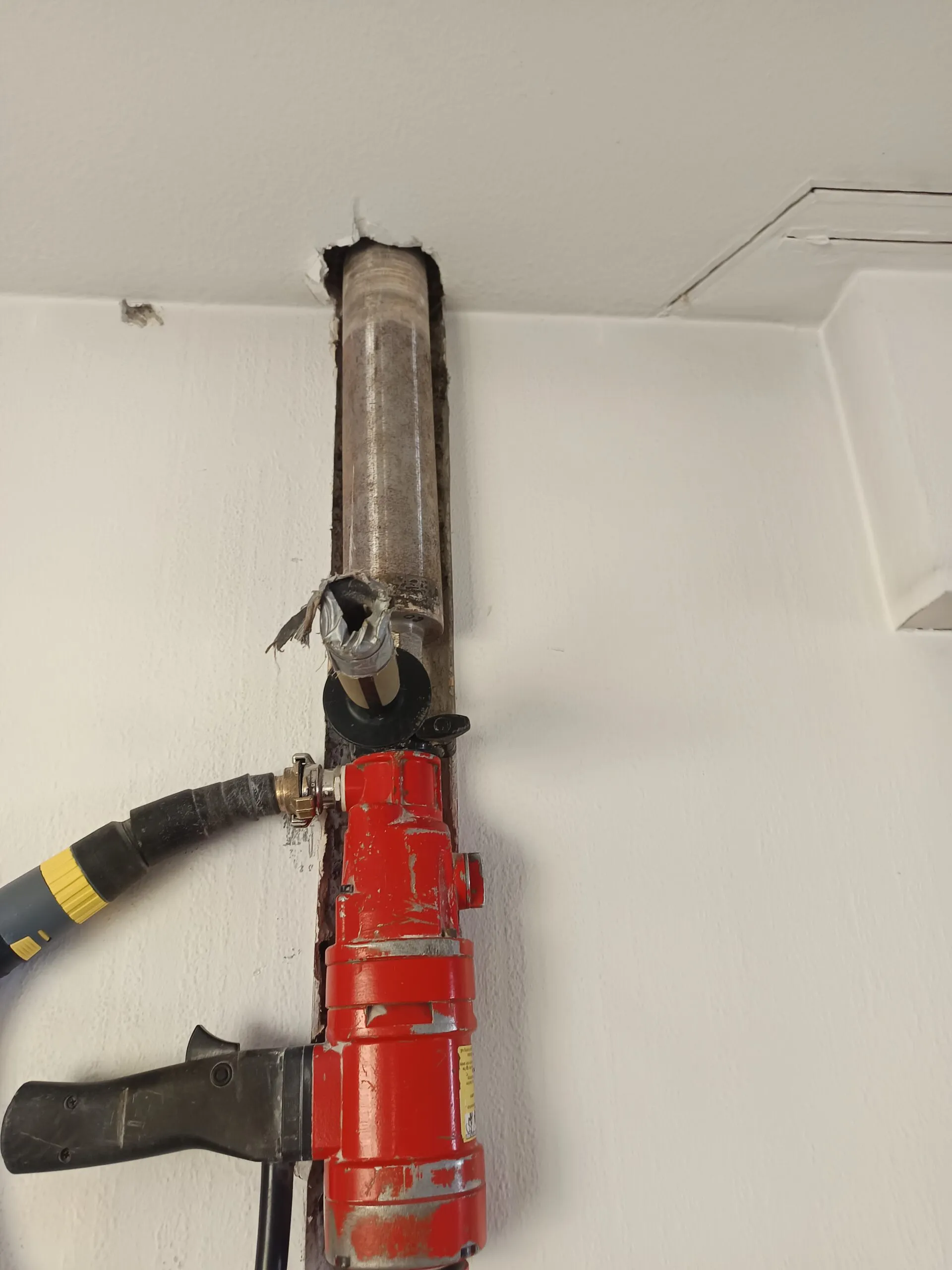 Carotteuse verticale autour d’une conduite technique