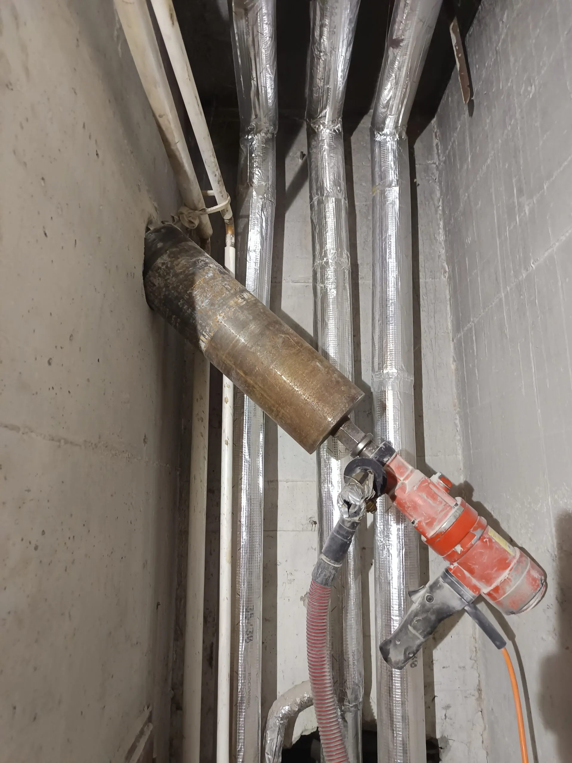 Équipement de carottage installé dans une gaine technique