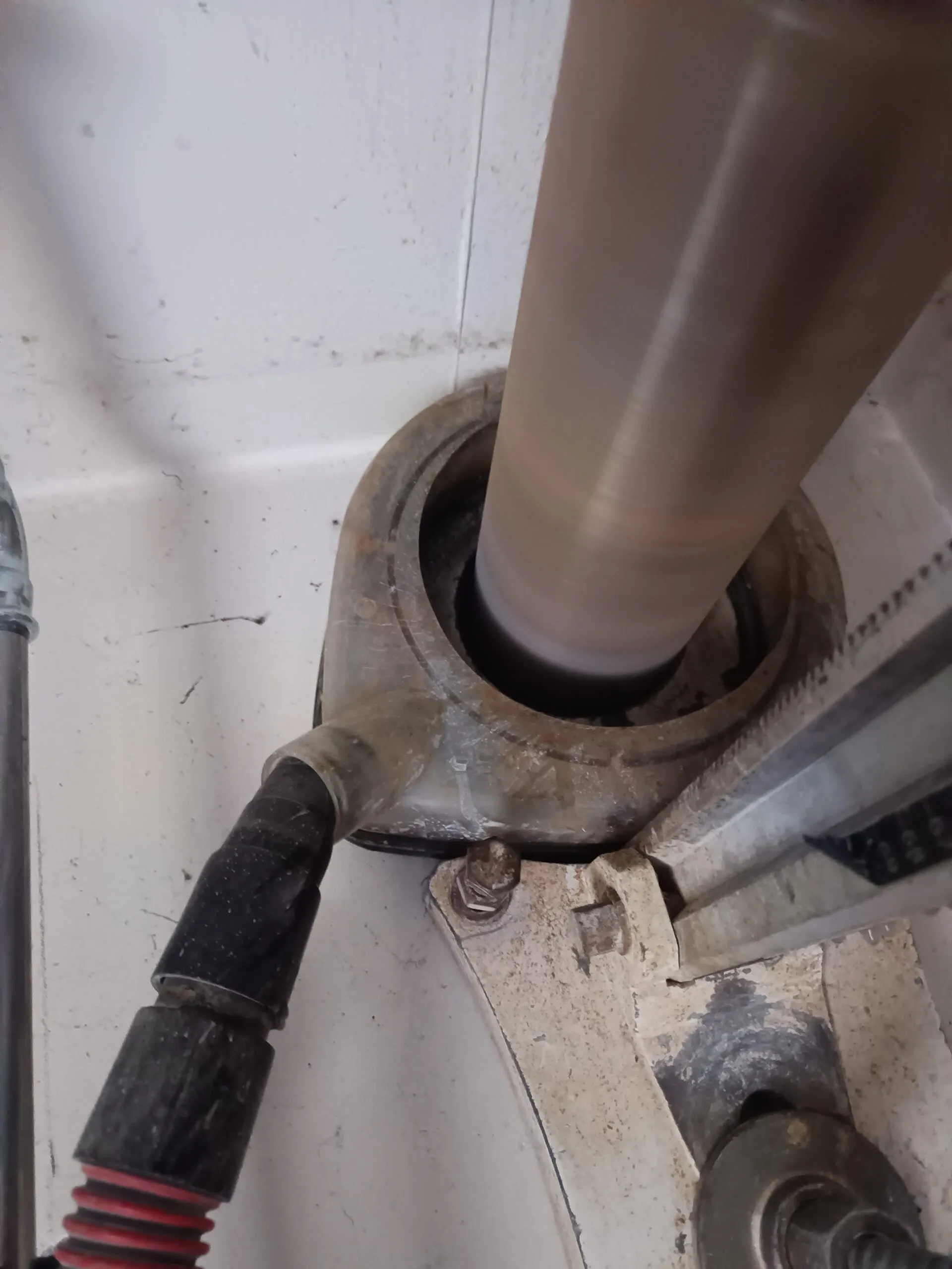 Carotteuse installée entre des réseaux techniques au plafond
