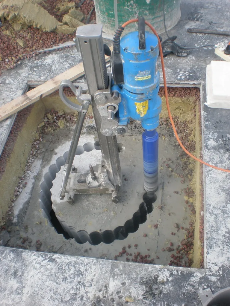 Carotteuse verticale installée sur une dalle en béton