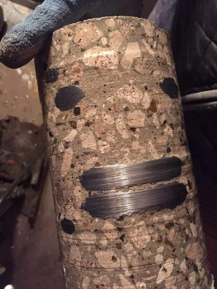 Section d’une carotte de béton contenant une armature métallique