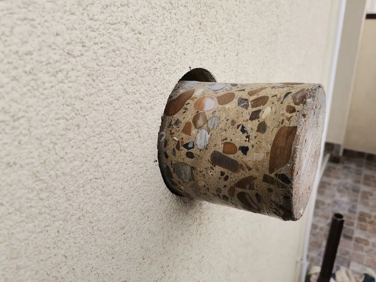 Carotte de béton extraite montrant la composition du support