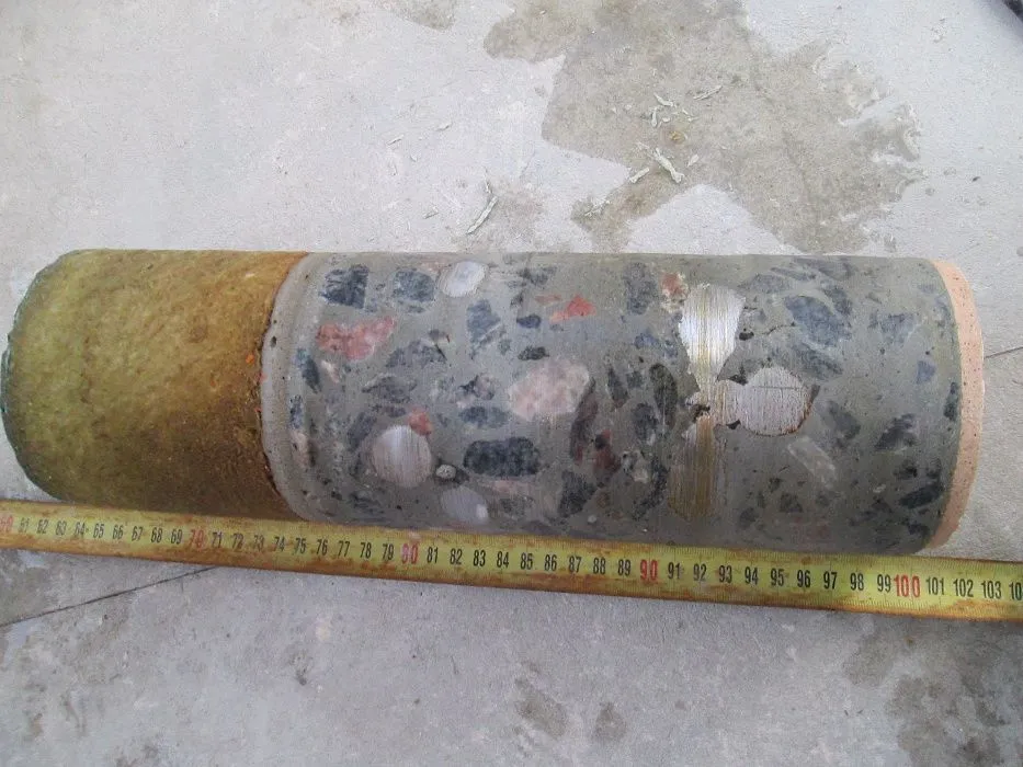 Carotte de béton placée le long d’un mètre ruban