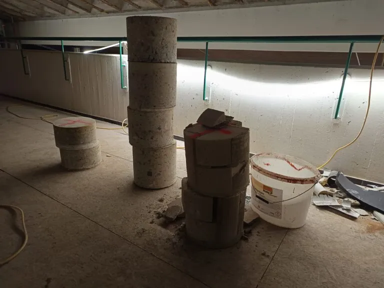 Plusieurs carottes de béton regroupées sur un chantier