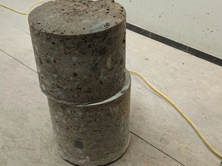 Deux carottes cylindriques de béton superposées