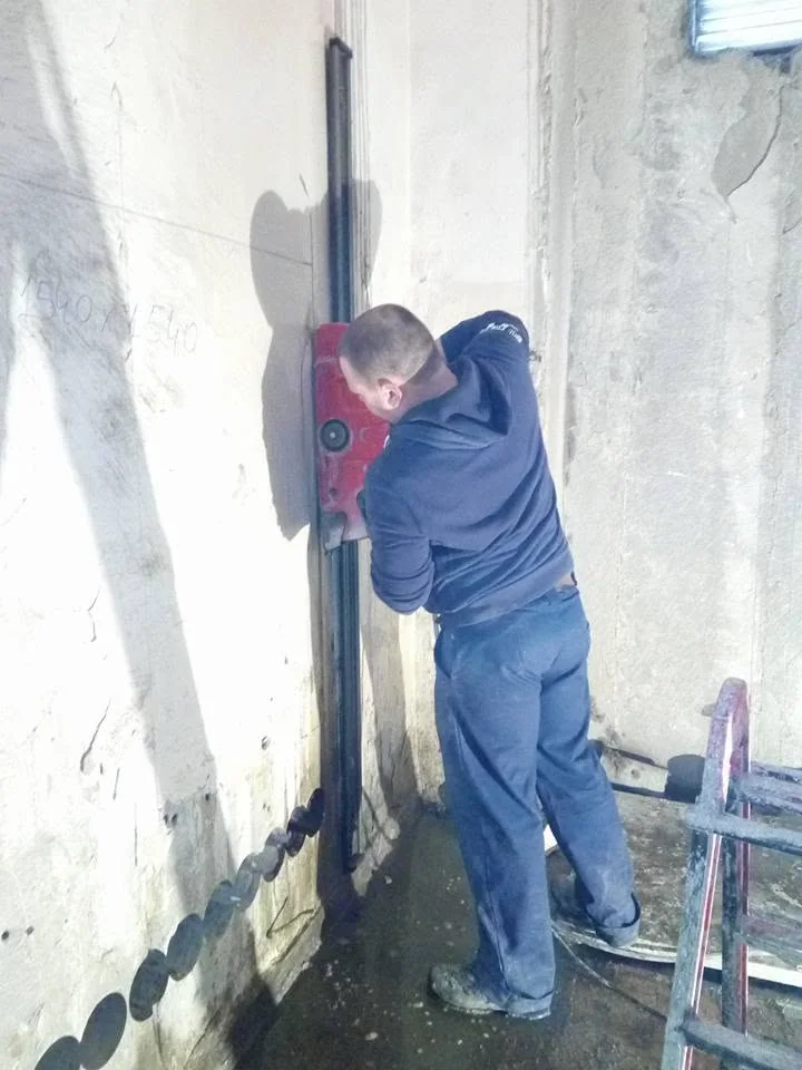 Sciage mural guidé sur une paroi en béton