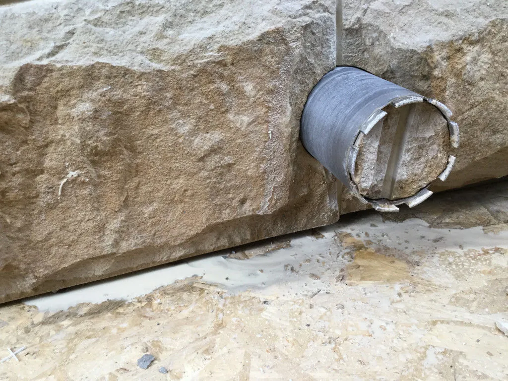 Conduit métallique traversant un ouvrage en béton